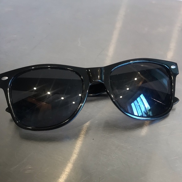 Wayfarer Style Sunglasses - Picture 1 of 3